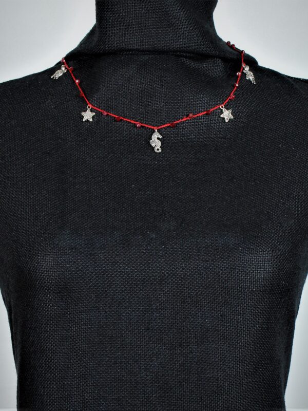 COLLANA GIROCOLLO  IN filo DI SETA CON CRISTALLI E CHARMS MAMILLA